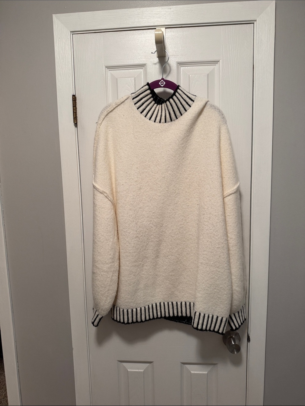 Women’s like new size large sweater, great with leggings